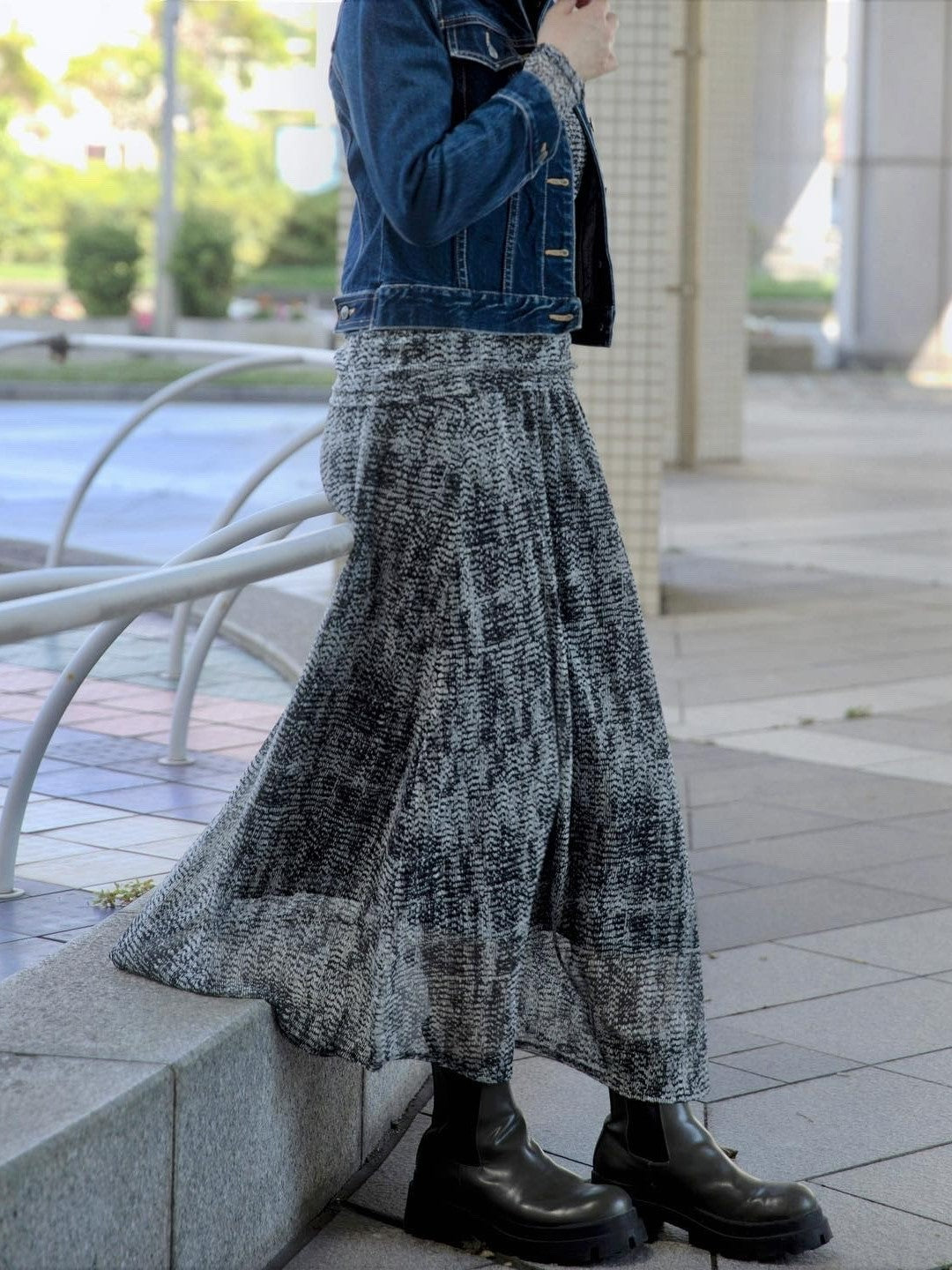 Monochrome power long skirt